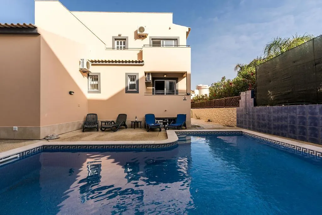 Lagos Village بيت ضيافة